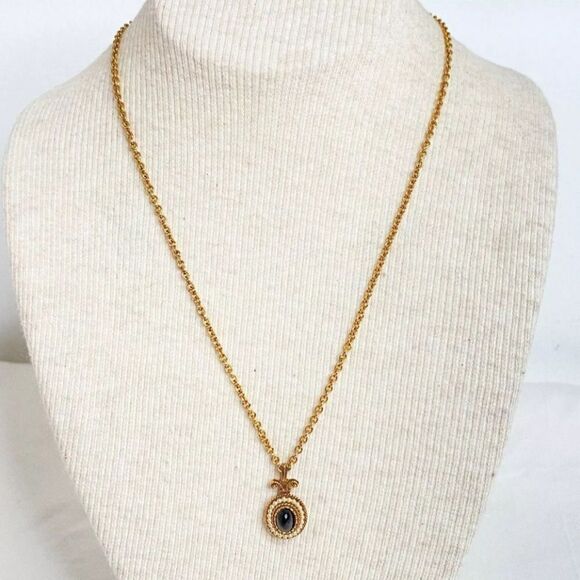 Avon Pendant Necklace Onyx Cabochon Encircled Pearlesque Beads Gold Tone Chain - Picture 4 of 14